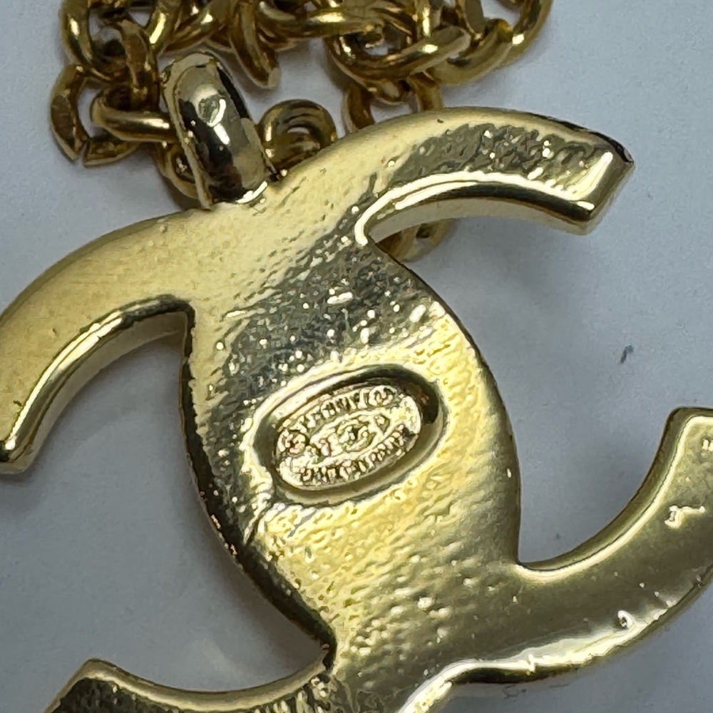 💯 Authentic CHANEL Vintage Chanel Gold Plated Turnlock Charm Necklace - Picture 3 of 4